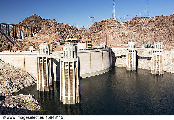 Ansaugtürme für das Wasserkraftwerk Hoover Dam  Lake Mead  Nevada  USA. Der See befindet sich nach der vierjährigen Dürreperiode auf einem außergewöhnlich niedrigen Niveau.