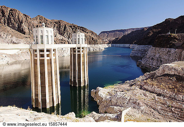 Ansaugtürme für das Wasserkraftwerk Hoover Dam  Lake Mead  Nevada  USA. Der See befindet sich nach der vierjährigen Dürreperiode auf einem außergewöhnlich niedrigen Niveau.