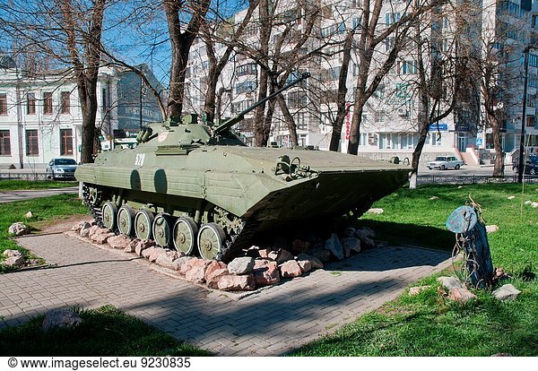 Anschnitt fallen fallend fällt Soldat Monument Krim Afghanistan