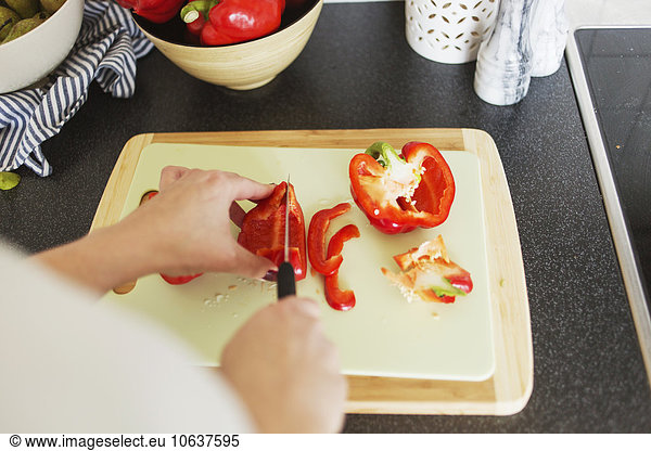 Anschnitt Frau Fotografie Küche rot Peperoni hacken Glocke