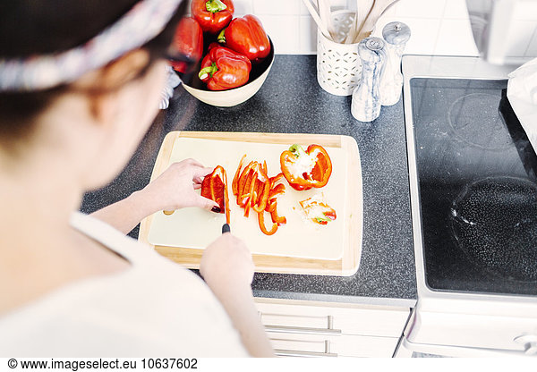 Anschnitt Frau Fotografie schneiden Küche Peperoni Glocke Tresen