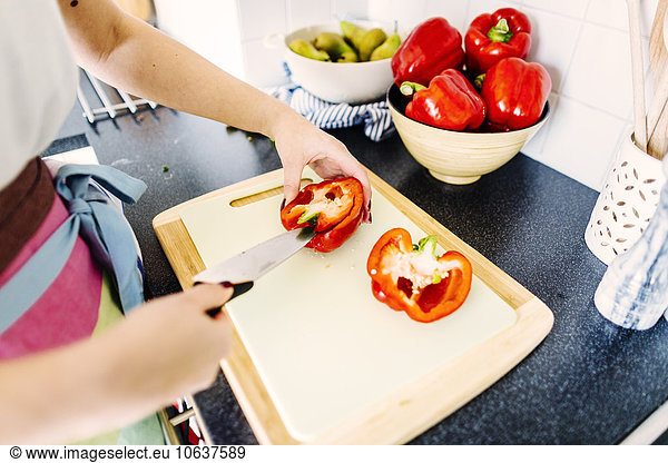 Anschnitt Frau Fotografie schneiden Küche rot Peperoni Glocke Tresen