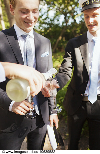 Anschnitt Glas eingießen einschenken Champagner Universität