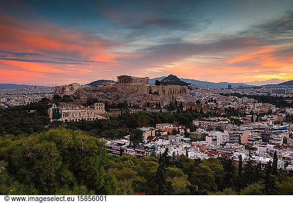 Ansicht der Akropolis vom Filopappou-Hügel bei Sonnenaufgang  Griechenland.