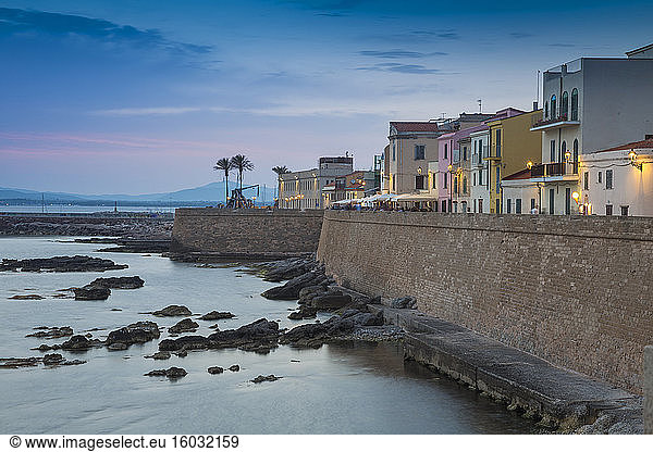 Ansicht der alten Stadtmauern und des historischen Zentrums  Alghero  Sardinien  Italien  Mittelmeer  Europa