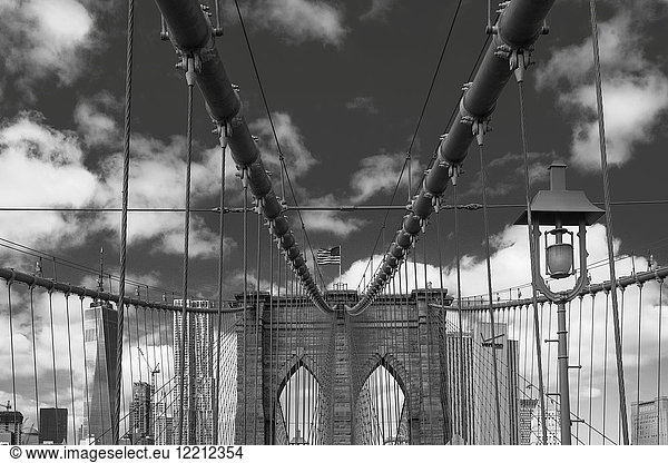 Ansicht der Brooklyn Bridge  S/W  New York  USA