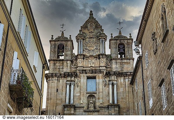 Ansicht der (Kirche) Iglesia de Santa Maria la Mayor im Stadtzentrum von Ourense  Galicien  Spanien.