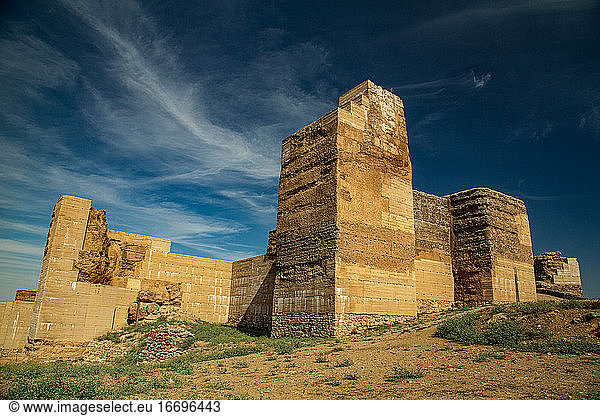 Ansicht der Ruinen und Rekonstruktion der Mauern des Alcazar
