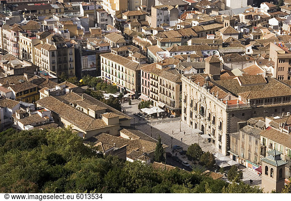Ansicht der Stadt zeigen die Plaza Nueva,  aus dem Wachturm der Alcazaba,  Granada,  Andalusien,  Spanien,  Europa
