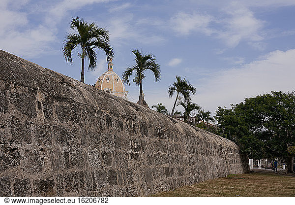 Ansicht der Steinmauer  die Cartagena umgibt  Kolumbien  Südamerika