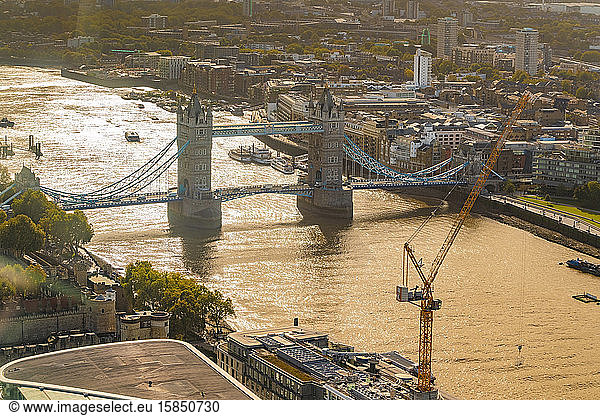 Ansicht der Tower Bridge von oben mit Baukran