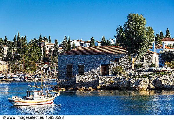 Ansicht der traditionellen Architektur im Hafen des Dorfes Spetses  Griechenland