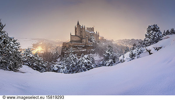 Ansicht des Alcazar-Schlosses im Winter  Castilla y Leon  Segovia  Spanien