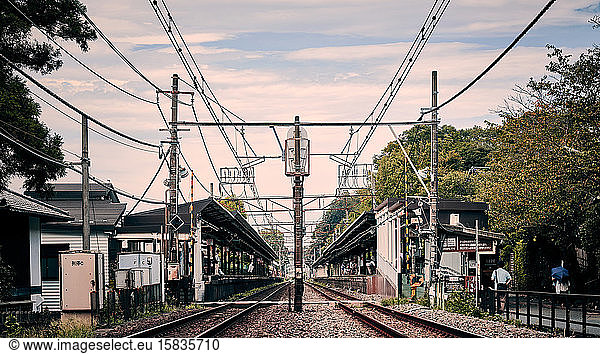 Ansicht des Bahnhofs von Kamakura vom Bahngleis aus