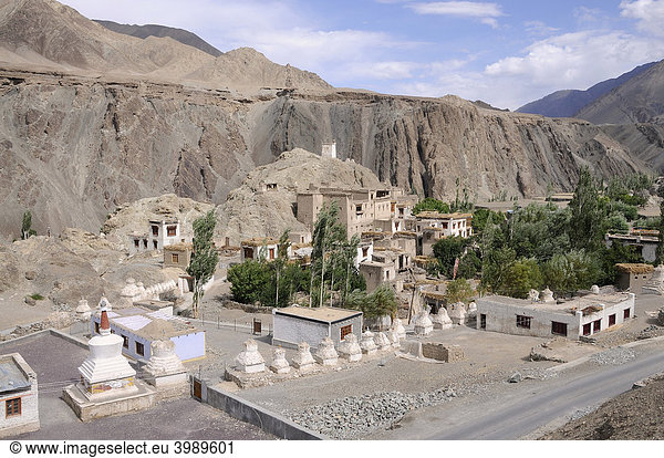 Ansicht des Dorfes mit Chörten und Burgruine vor Alchi  Ladakh  Indien  Himalaja  Asien