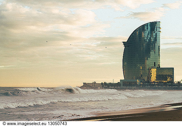 Ansicht des Hotels W Barcelona am Strand gegen den Himmel