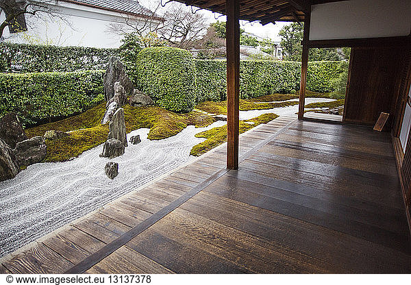 Ansicht des japanischen Steingartens im Tempel