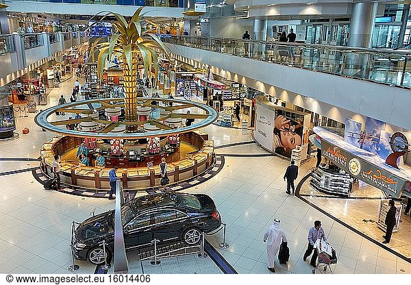Ansicht des luxuriösen Duty-Free-Shops am internationalen Flughafen Dubai mit einem Stand  der Goldschmuck nach Gewicht verkauft  in der Mitte. Dubai  VAE.
