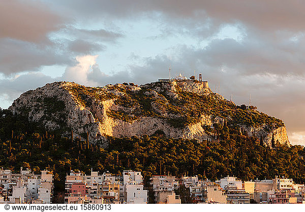 Ansicht des Lykabettus-Hügels vom Strefi-Hügel in Exarchia  Griechenland.