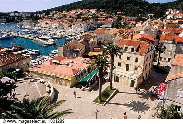 Ansicht des Marktes am Yachthafen  Stadt von Korkula. Insel Korcula  Dalmatien. Kroatien