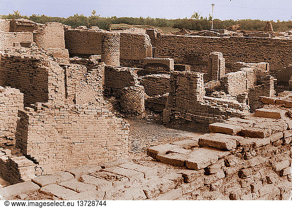 Ansicht des nördlichen Teils der Stätte von Mohenjo Daro mit dem Wohnviertel mit Brunnen. In der Siedlung lebten vermutlich etwa 5.000 Menschen. Pakistan. Harrapan-Zivilisation. 2500-2000 V. CHR. Provinz Sind.