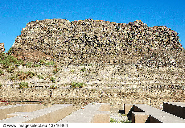 Ansicht eines zerstörten Gebäudes aus Lehmziegeln mit Details der Konstruktion  Ägypten. Altägyptisch  Neues Reich  18. Dynastie.