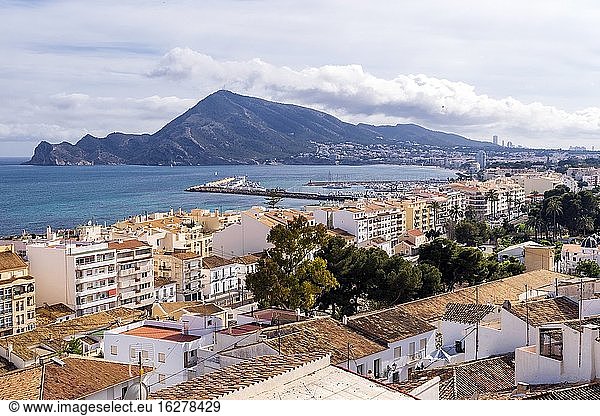 Ansicht von Altea (Alicante  Spanien) von oben. Sie können Häuser  Gebäude  den Hafen und die Berge sehen.