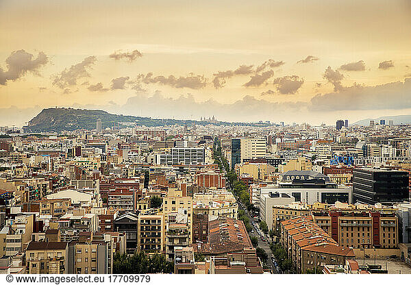 Ansicht von Barcelona bei Sonnenaufgang; Barcelona  Katalonien  Spanien