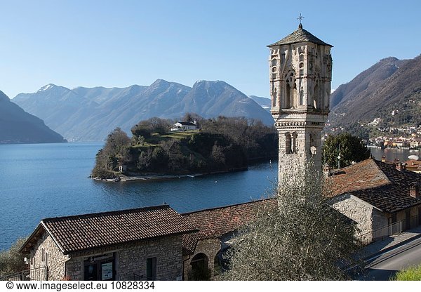Ansicht von Dächern und Kirchturm  Comer See  Italien