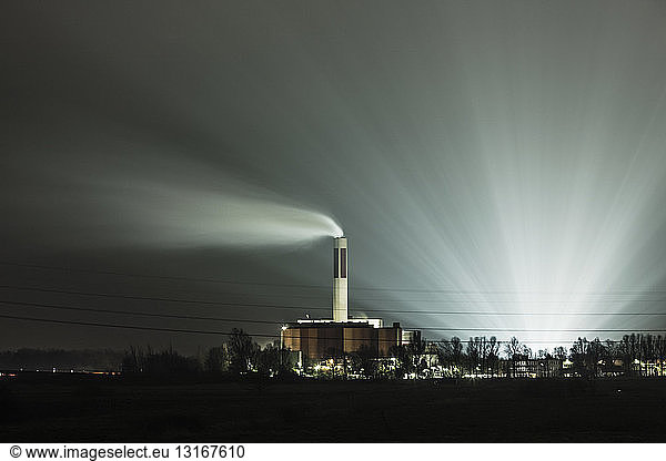 Ansicht von Kraftwerk und Schornstein bei Nacht  Bremerhaven  Deutschland