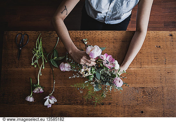 Ansicht von oben Frau arrangiert Blumenstrauß