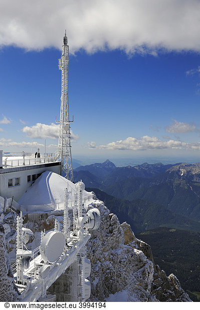 Antennenmast  Sender und Messgeräte auf dem österreichischen Teil der Zugspitze  Bezirk Reutte  Tirol  Österreich  Europa