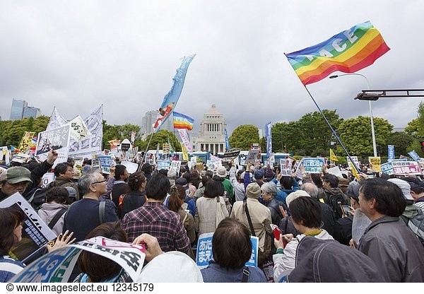 Anti-Abe protesters gather in front the National Diet Building claiming PM Shinzo Abe's resignation on April 14  2018  Tokyo  Japan. Organizers claim about 30 000 protesters joined the rally demanding Abe's resignation for the Moritomo Gakuen and Kake Gakuen scandals.