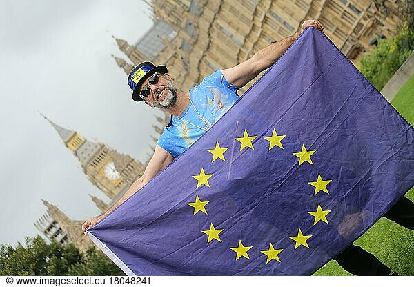 Anti-Brexit-Protest vor dem Parlament durch einen Mann mit EU-Flagge für den Verbleib in der EU  A Westminster  London  Großbritannien  Europa
