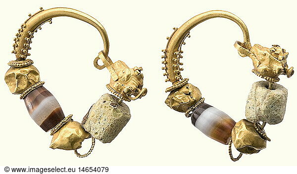 ANTIKE AUSGRABUNGEN  Ein Paar goldene Widderkopf-Ohrringe  hellenistisch  4./3.Jhdt. v.Chr. Hohlgearbeitete  granulatverzierte BÃ¼gel mit anhÃ¤ngenden Rosetten  Hohlkugeln sowie jeweils eine Achat- und Glasperle  die AbschlÃ¼sse hohlgearbeitete WidderkÃ¶pfe. Hohlkugeln verformt bzw. beschÃ¤digt. HÃ¶he je 3 2 cm  Gewicht 10 5 g. ANTIKE AUSGRABUNGEN, Ein Paar goldene Widderkopf-Ohrringe, hellenistisch, 4./3.Jhdt. v.Chr. Hohlgearbeitete, granulatverzierte BÃ¼gel mit anhÃ¤ngenden Rosetten, Hohlkugeln sowie jeweils eine Achat- und Glasperle, die AbschlÃ¼sse hohlgearbeitete WidderkÃ¶pfe. Hohlkugeln verformt bzw. beschÃ¤digt. HÃ¶he je 3,2 cm, Gewicht 10,5 g.,