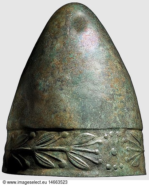 ANTIKE AUSGRABUNGEN  Hellenistischer Pilos-Helm mit Lorbeerkranzverzierung  4. Jhdt. v. Chr. Bronze. Konische Kalotte mit breitem abgesetztem Rand  dieser verziert mit zwei getriebenen Lorbeerzweigen  die an der RÃ¼ckseite schleifenfÃ¶rmig verbunden sind  auf der Stirnseite befindet sich eine groÃŸe BlÃ¼tenrosette. Innenseitig zwei in antiker Zeit nachtrÃ¤glich vernietete Oberteile von RÃ¶hrenscharnieren fÃ¼r die fehlenden Wangenklappen. HÃ¶he 23 cm  Gewicht 485 g. Braunrote bis grÃ¼ne Patina  leicht deformiert  kleinere ErgÃ¤nzungen in der Kalotte  teilweise innen mit Glasgewebe gefestigt. Sammlung Axel Guttmann (H 330). Vgl. einen weiteren Pilos-Helm mit Olivenzweigverzierung aus der Sammlung Axel Guttmann  Christie's  London  6.11.2002  lot 75 (heute Bestand der Antikensammlungen MÃ¼nchen)