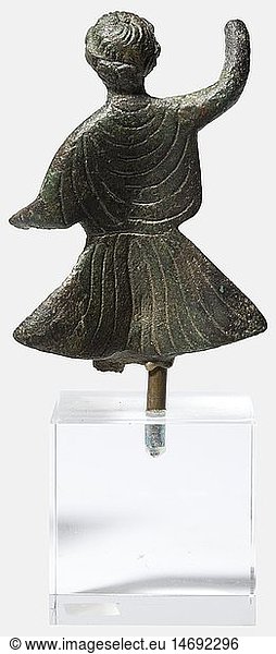 ANTIKE AUSGRABUNGEN  Lar  rÃ¶misch  1./2. Jhdt. n. Chr. Bronzeguss mit Kaltarbeiten. Der jugendliche Lar ist gekleidet in einen gegÃ¼rteten Chiton  der rechte Arm erhoben  die fein ausgearbeiten GesichtszÃ¼ge sind sehr freundlich  das Haar mit einem Kranz geschmÃ¼ckt. HÃ¶he 5 5 cm. DunkelgrÃ¼ne Patina  Fehlstellen. Vgl. Erika Simon  Die GÃ¶tter der RÃ¶mer  S. 119 ff. Provenienz: Sammlung U  Rheinland  1960er Jahre