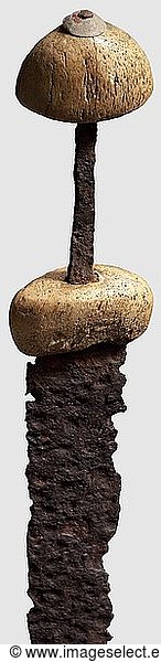 ANTIKE AUSGRABUNGEN  Offiziers-Spatha  rÃ¶misch  2./3. Jhdt. n. Chr. Eiserne zweischneidige  im Schnitt linsenfÃ¶rmige Klinge  das ParierstÃ¼ck und der pilzfÃ¶rmige Knauf aus Bein oder Elfenbein  bronzener halbkugeliger Nietknopf (lose). GesamtlÃ¤nge 88 cm  KlingenlÃ¤nge 70 3 cm  grÃ¶ÃŸte Klingenbreite 47 mm. Gute metallische Substanz (konserviert). Vgl. einen Ã¤hnlichen Griff: Christian Miks  Studien zur rÃ¶mischen Schwertbewaffnung in der Kaiserzeit - KÃ¶lner Studien zur ArchÃ¤ologie der rÃ¶mischen Provinzen  Rahden 2007  Katalogband  Abb. 703 2  WÃ¼rttembergisches Landesmuseum  Stuttgart  Inv. (65/43). Seltene Spatha eines rÃ¶mischen Offiziers