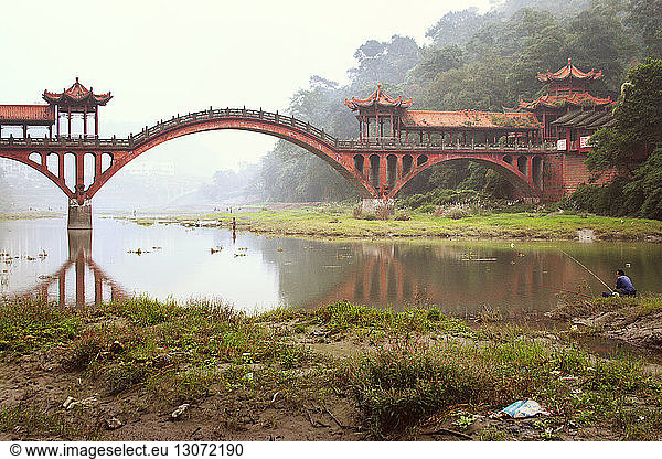 Antike Brücke gegen klaren Himmel