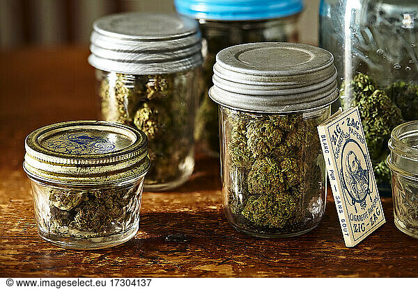 Antike Einmachgläser gefüllt mit Outdoor-Cannabisblüten