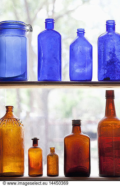 Antike Flaschen im Fenster