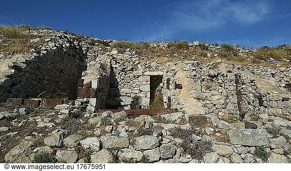 Antike Gebäuderuinen  blauer Himmel  Alt-Thera  Berggipfel  Archäologische Ausgrabungsstätte  Perissa  Kamari  Insel Santorini  Kykladen  Griechenland  Europa