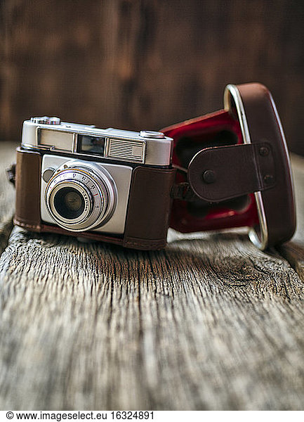 Antike Kamera auf altem Holz