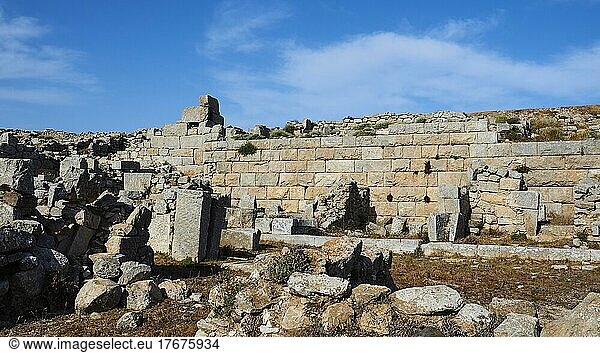 Antike Mauer  blauer Himmel  weiße Wolken  Alt-Thera  Berggipfel  Archäologische Ausgrabungsstätte  Perissa  Kamari  Insel Santorini  Kykladen  Griechenland  Europa