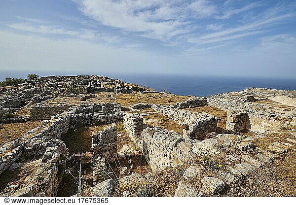 Antike Mauern  Gebäudereste  Meer  Blauer Himmel mit Wolken  Berggipfel  Archäologische Ausgrabungsstätte  Alt-Thera  Insel  Santorini  Kykladen  Griechenland  Europa