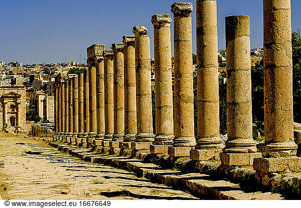 Antike römische Kolonnade in der Stadt Jerash  Jordanien
