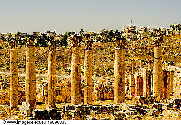 Antike römische Säulen in der Ruinenstadt Jerash  Jordanien