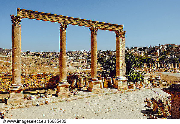Antike römische Säulen in der Stadt Jerash  Jordanien