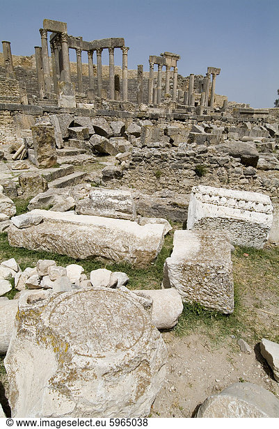 Antike römische Stadt Thugga (Dougga) UNESCO Weltkulturerbe Tunesien Nordafrika Afrika