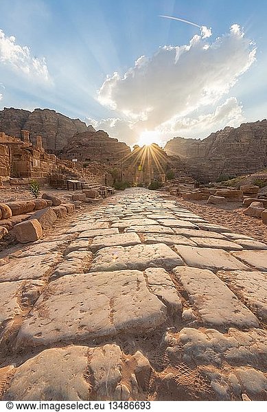 Antike römische Straße neben den Ruinen von Petra  der nabatäischen Stadt Petra  in der Nähe von Wadi Musa  Jordanien  Asien